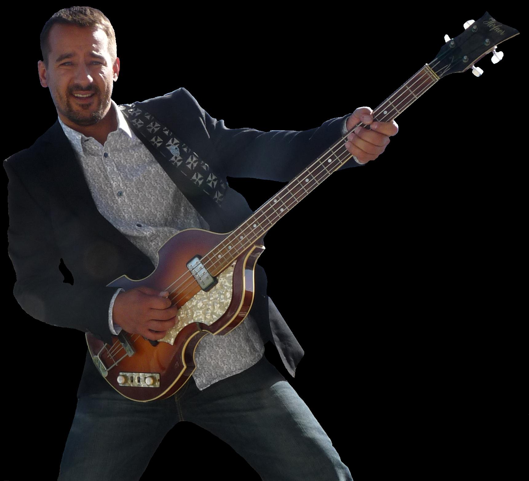 MATTOO photo de l'artiste avec la fameuse basse Hofner 500/1 Beatles.