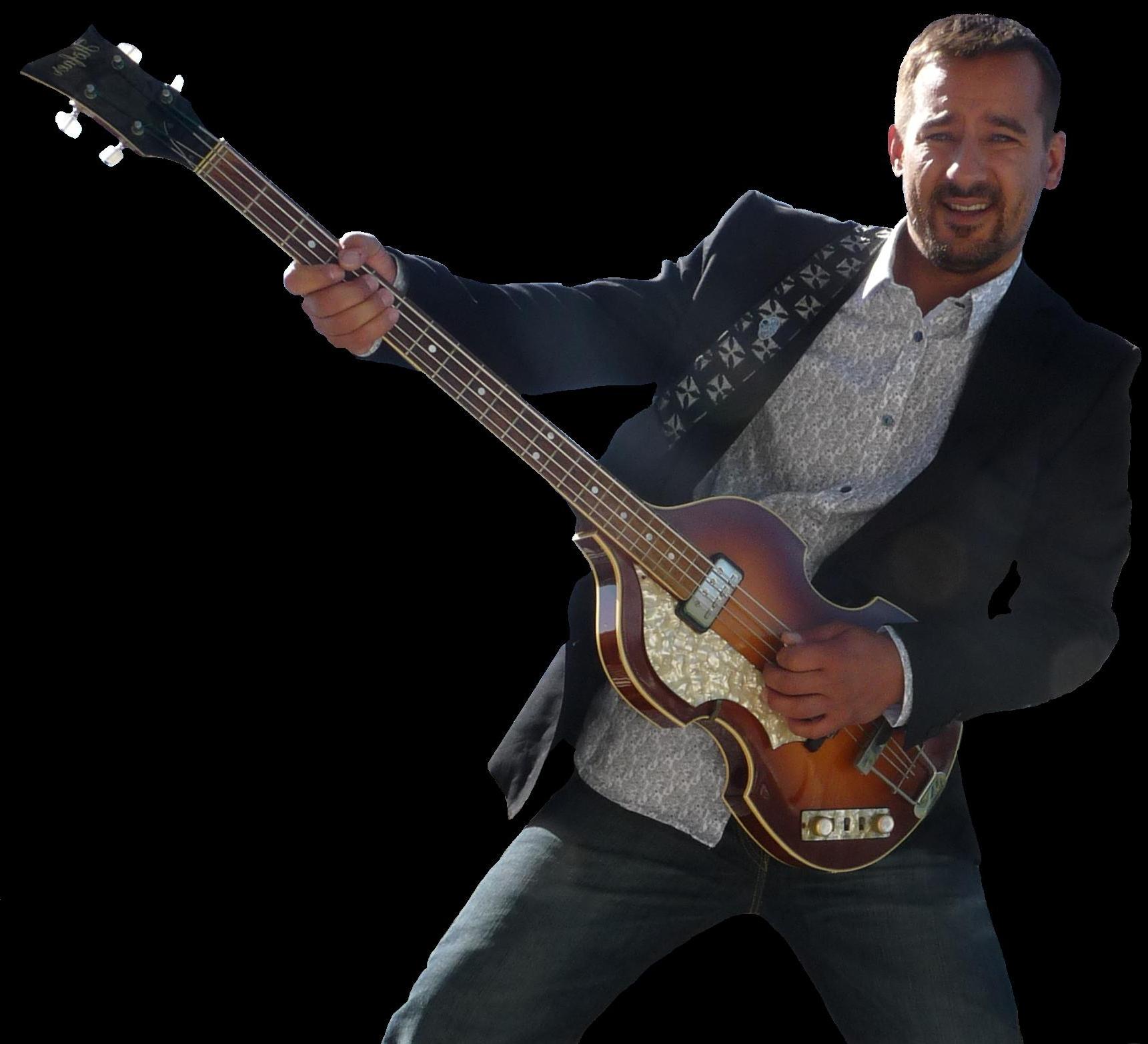 MATTOO photo de l'artiste avec la fameuse basse Hofner 500/1 Beatles.
